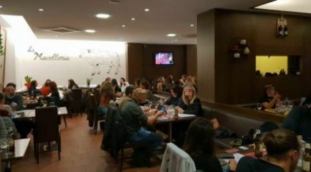 A Pesaro 90 a tavola in un ristorante, irruzione della polizia